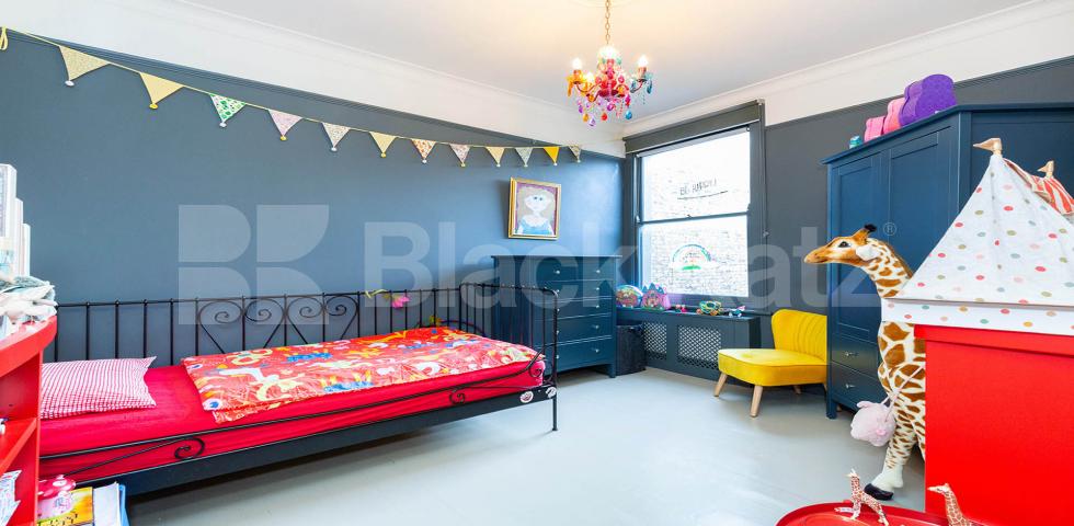 			FAMILYS ONLY, 4 Bedroom, 2 bath, 2 reception House			 Edison Road, Crouch End